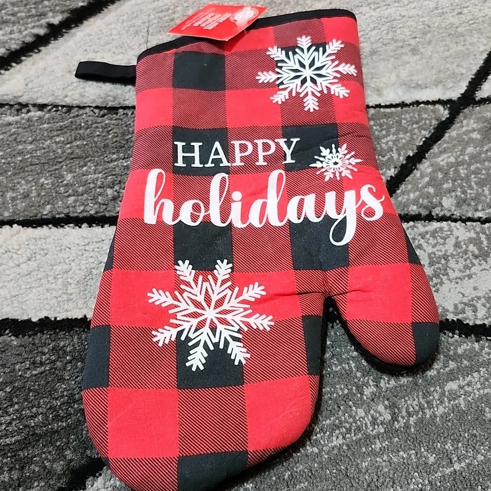 CHRISTMAS THEMED DISPOSABLE TABLEWEAR & PLAID POT HOLDERS BUNDLE PRICE FIRM